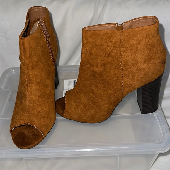Open toe bootie with heel zips up on side - Picture 2 of 4